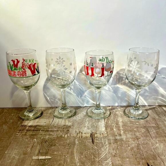 NWOT Christmas wine glasses, set of 4 - Picture 1 of 8